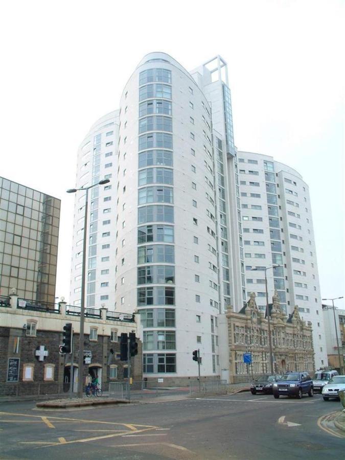 2 Bedroom City Centre Apartment With Free Parking Кардифф Экстерьер фото